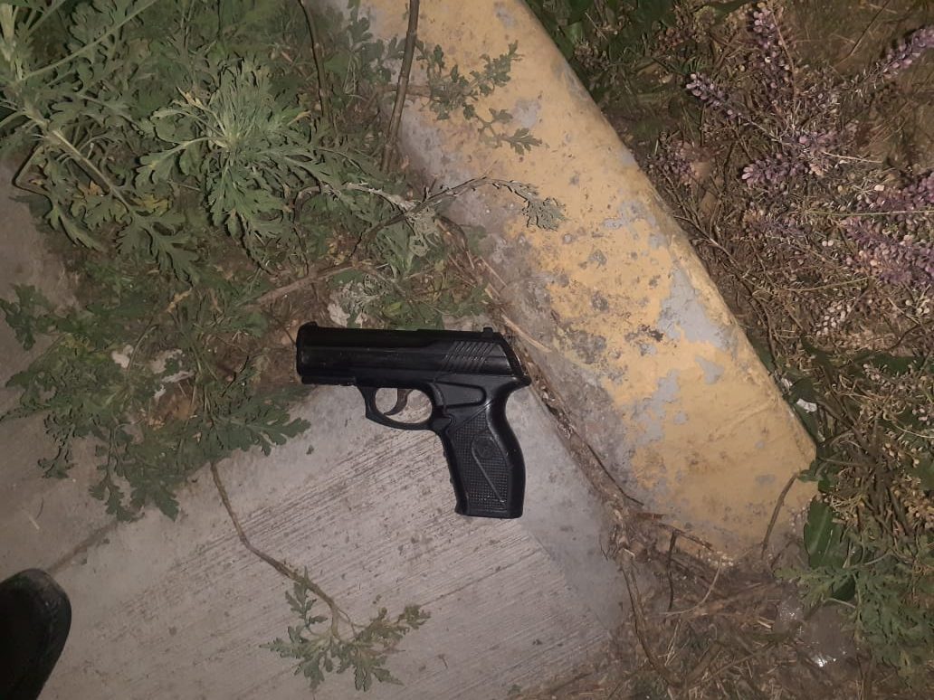 Mujer intenta asaltar a taxista con arma de juguete