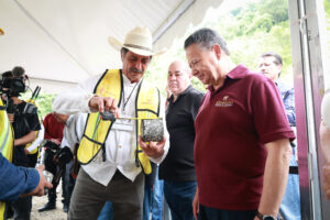 Julio Menchaca anuncia rehabilitación a nueve caminos rurales en Xochicoatlán